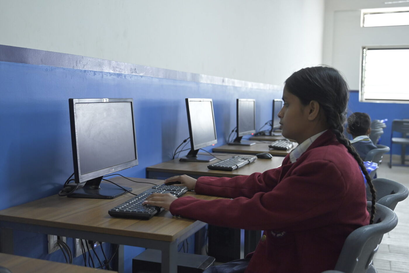 A student works at a computer in the GNPS computer lab